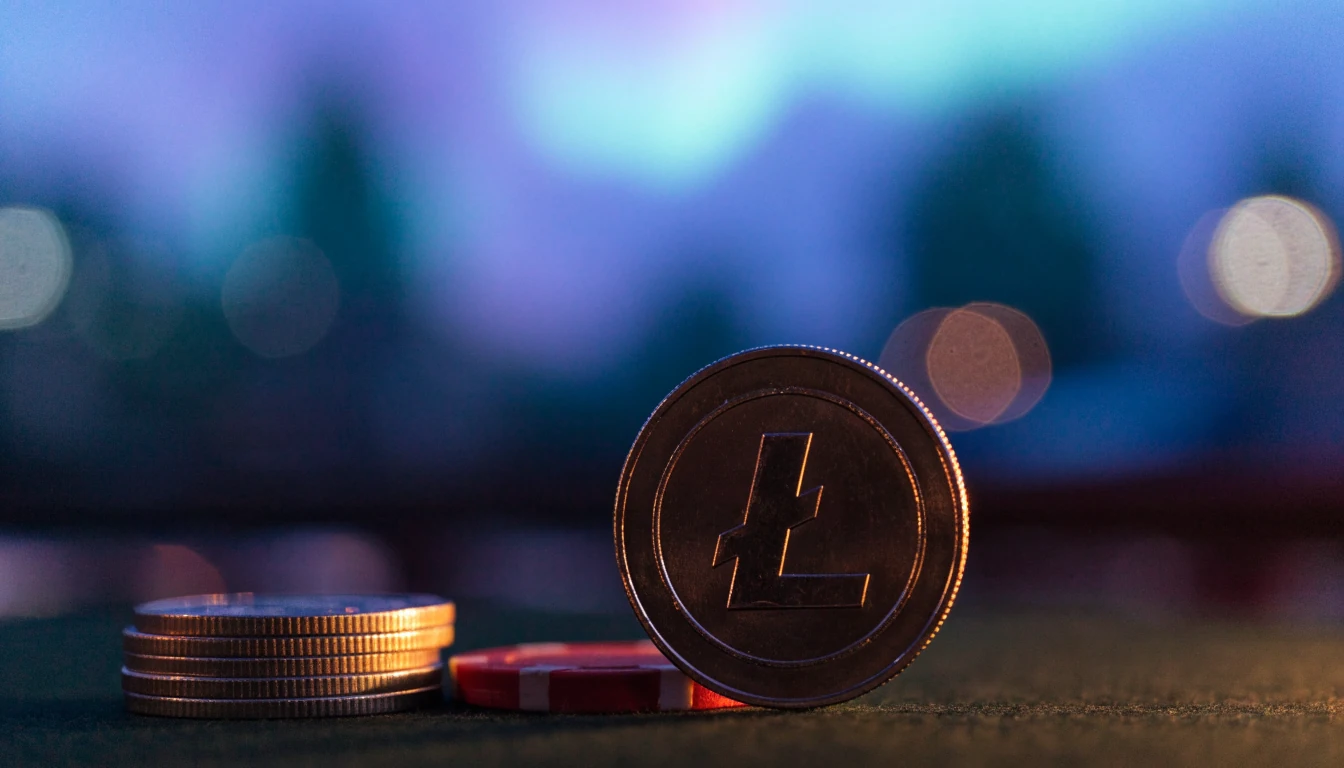 Litecoin-kolikko ja kasinopeli pöydällä, tunnelmallinen taustavalo